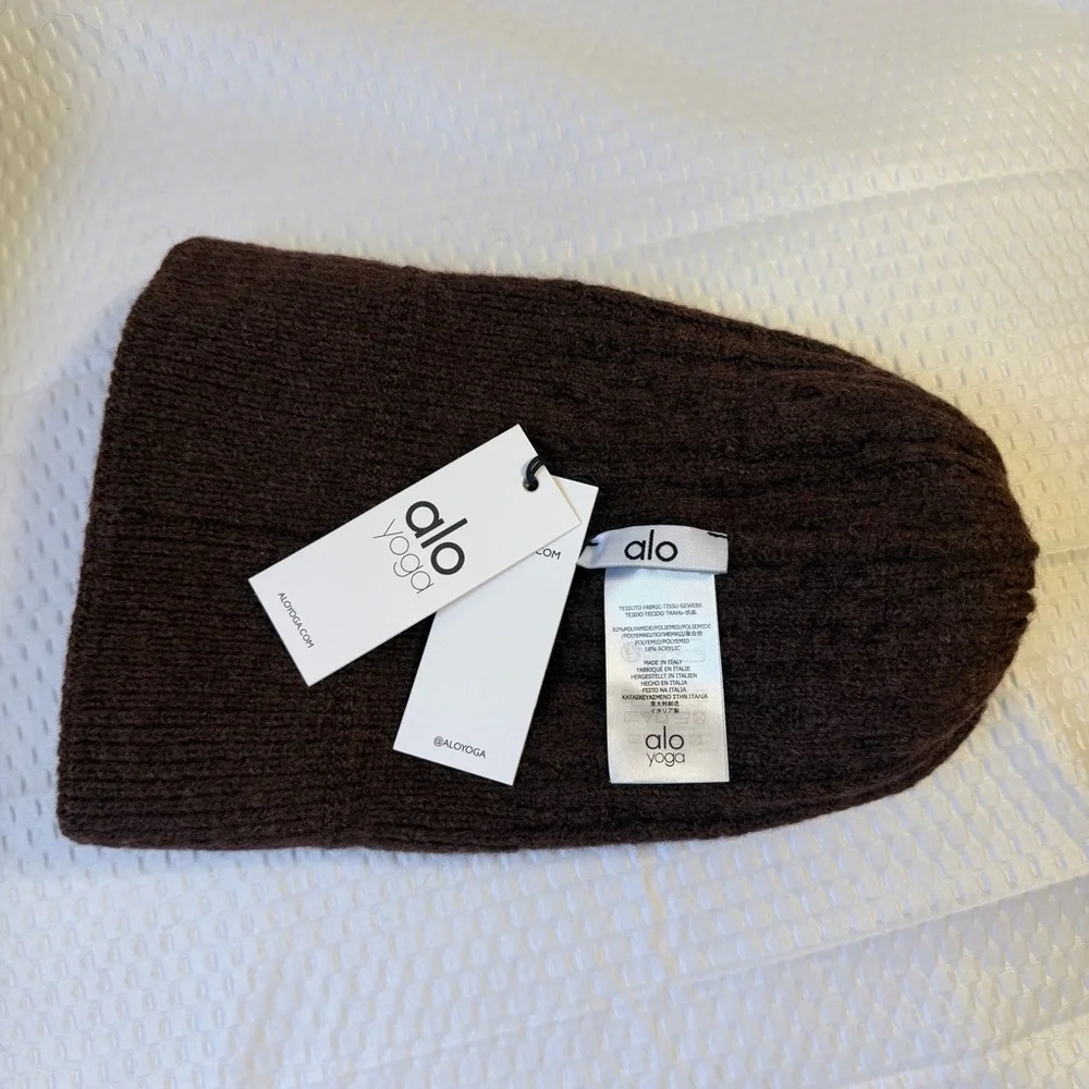 AUTHENTIC WOMEN’S ALO YOGA CHOCOLATE BROWN CABLE KNIT BEANIE WITH POM POM LUXURY - Picture 5 of 5